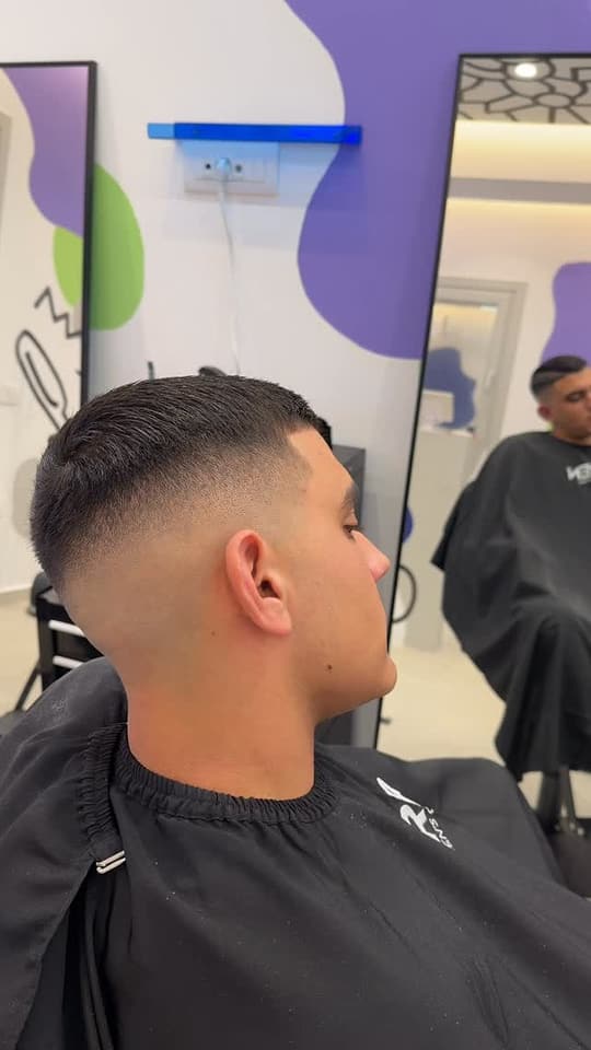 Ψηλό skin fade, από πίσω και στο πλάι